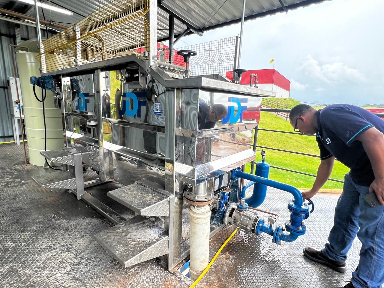 Técnico inspecionando a tubulação de um flotador JDF instalado em campo