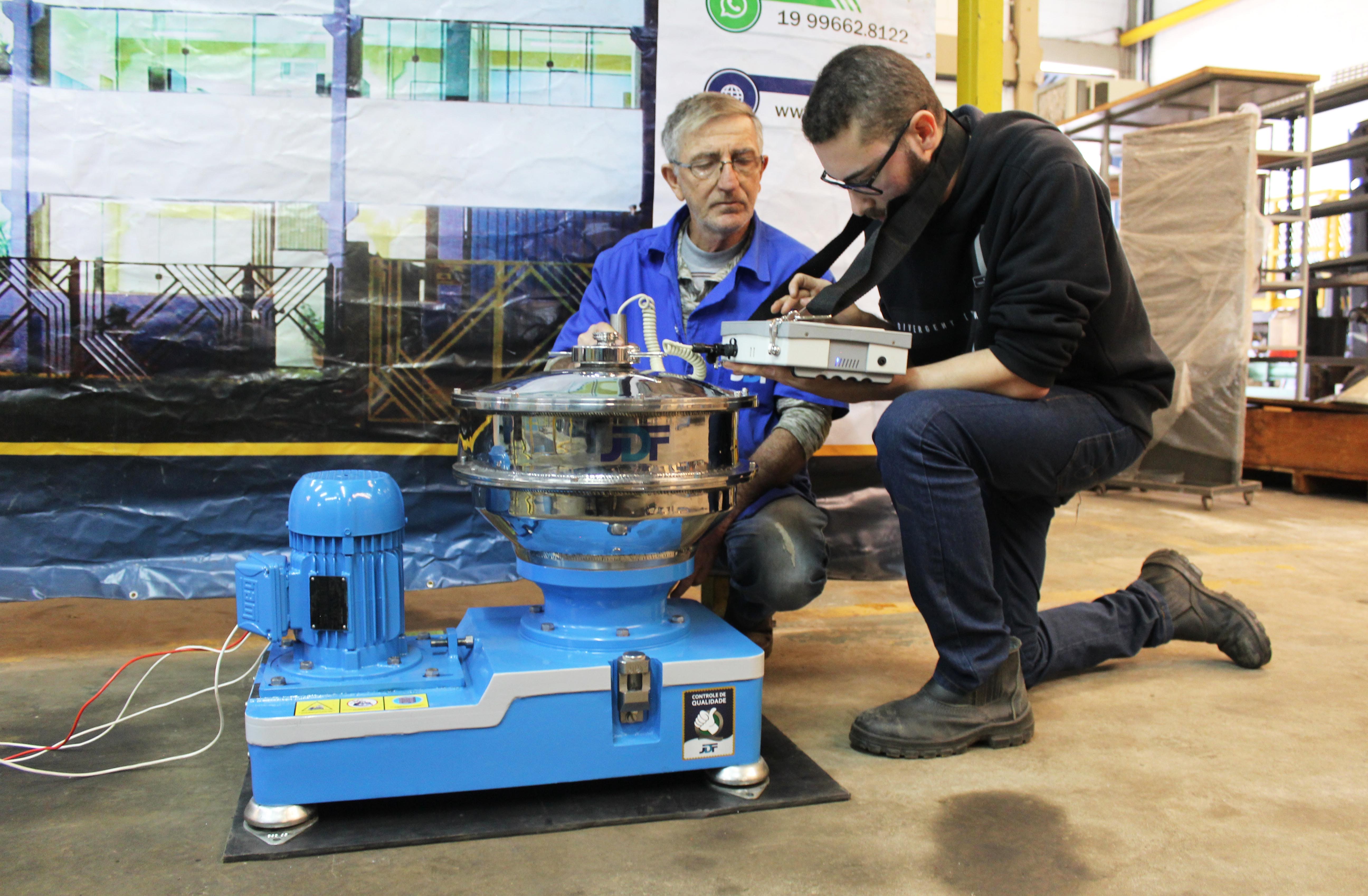 Técnicos realizando análise preditiva em uma centrífuga JDF com equipamento portátil de medição